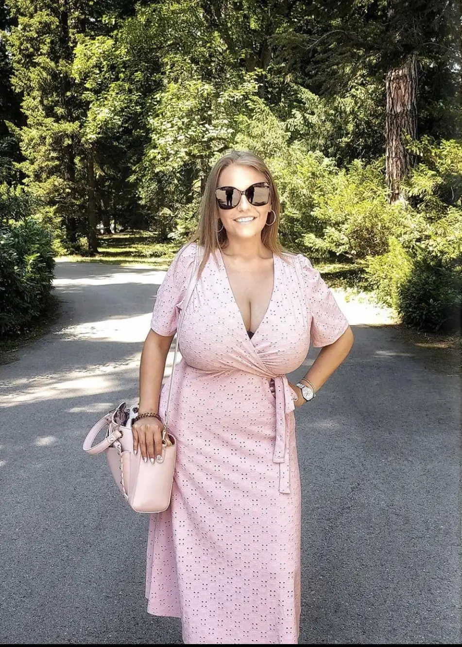 Holy Moly Her Insane Body And Glorious Face Slappers Ooze Sex Appeal