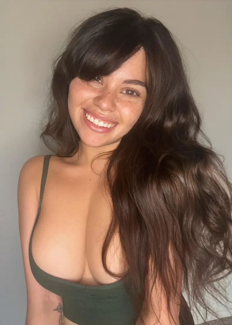 Lovely Big Tits and a Gorgeous Smile: The Only Accessories You Need to See