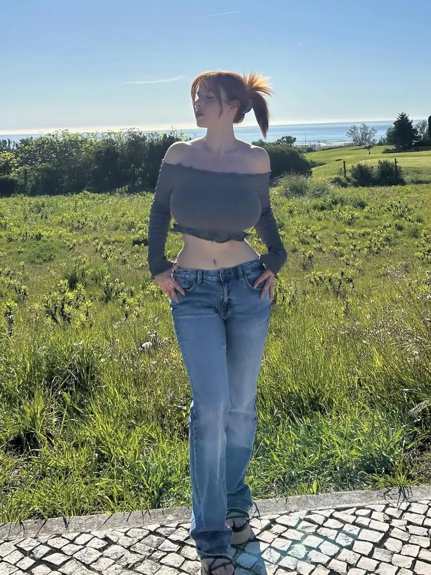 Massive Tits and the Ultimate Bimbo Gaze
