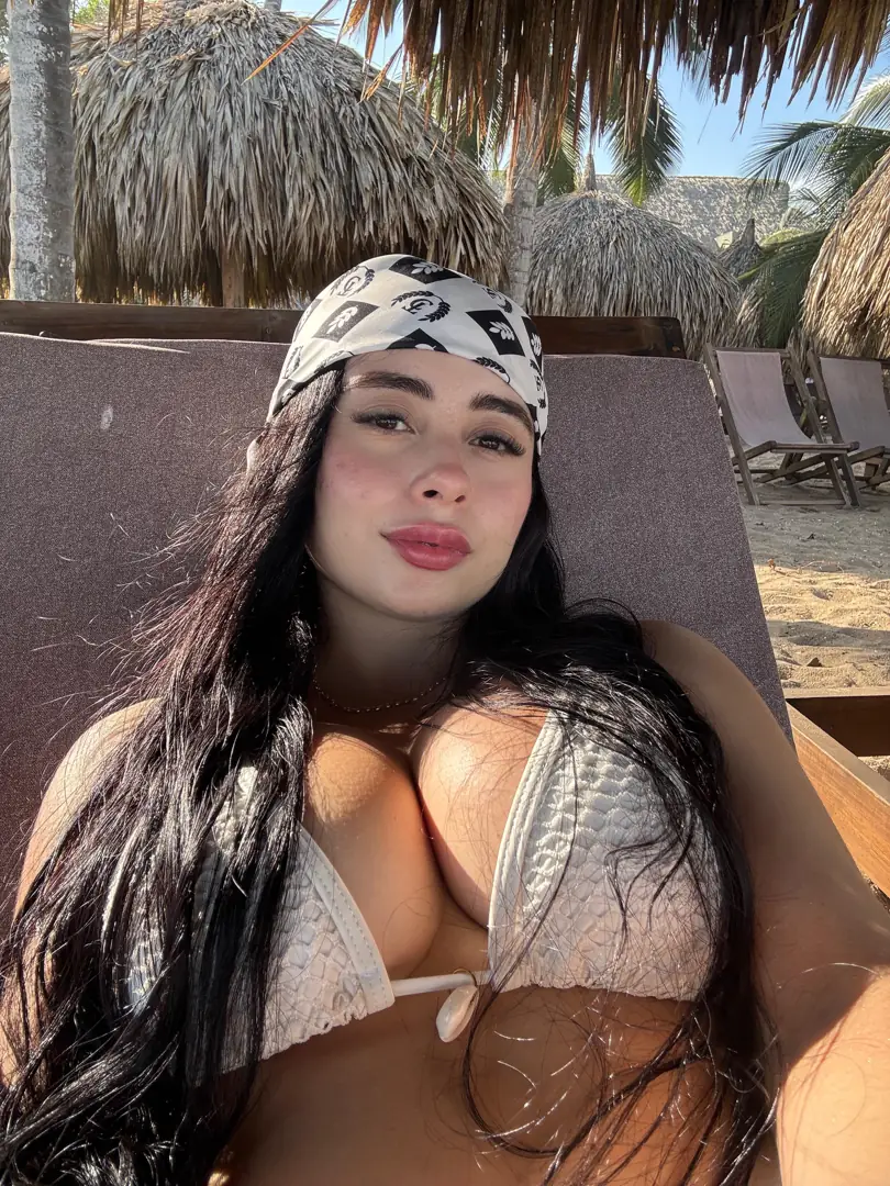 Sensual Bombshell with Delicious Cleavage and a Distractingly Gorgeous View