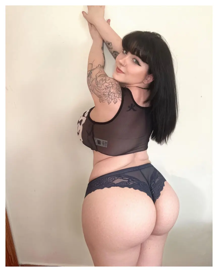 Spank it bite it and spread it until the juices run down my thighs
