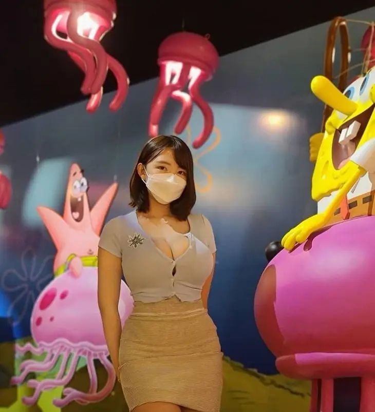 Sponge Bob and Patrick watch as these big jellyfish push this Spider-man button to its limit