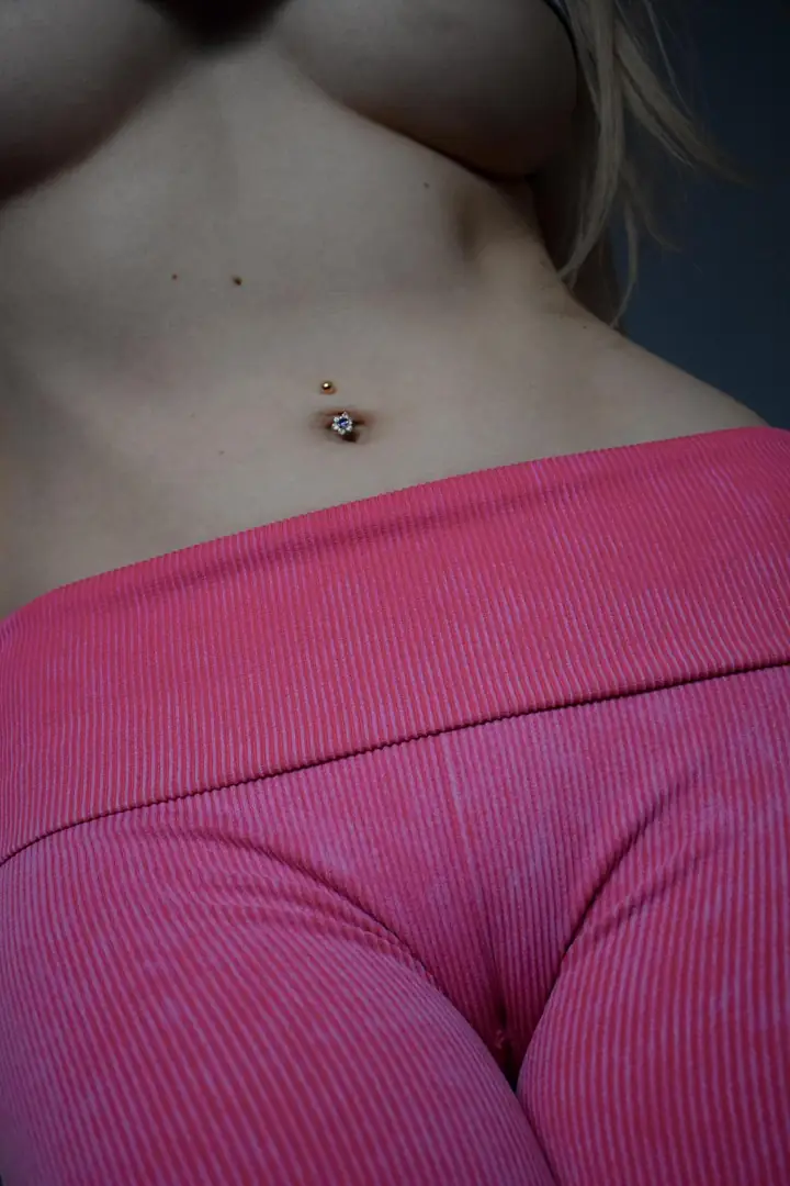 Tantalizingly Sexy Sideboob and Incredible Chest Waist Ratio
