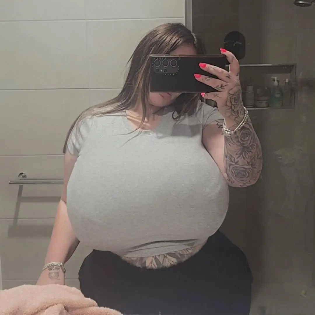 The Real Paige Hamilton: Australian Macromastia Goddess with Heavy Curves That Break The Binary