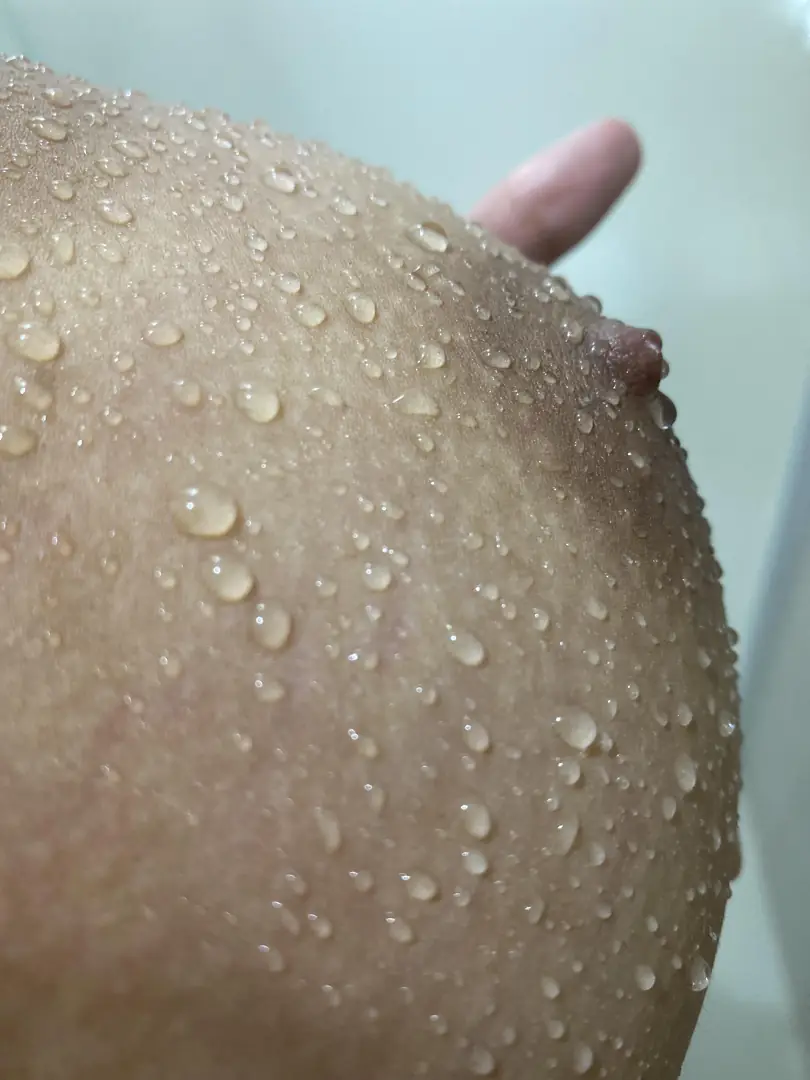 Underwater Beauty: Stunning Breasts Dripping Wet 💦🤤