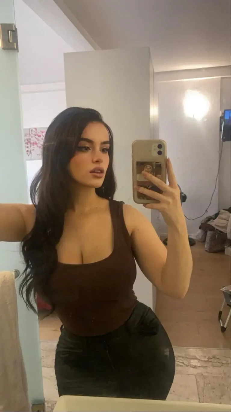 My Magnificent Cleavage & Gorgeous Face: A Tempting Distraction So Hard To Look Away