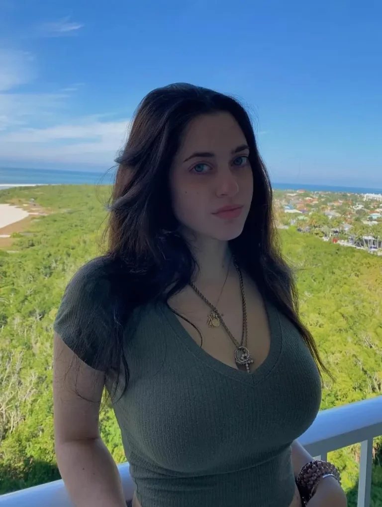 Billie Eilish’s Hot Sister? Those Eyes & Curves Are Driving Me Wild!