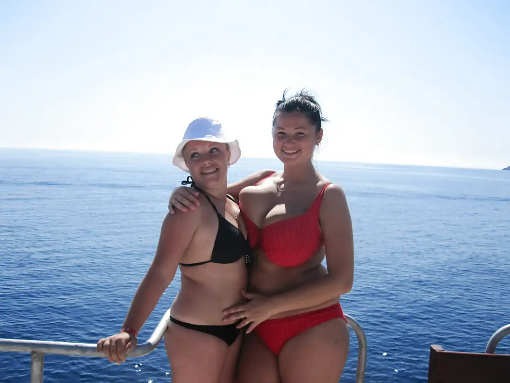 Boobs Battle: Red Bikini Crushes Black Bikini! Who Wins?