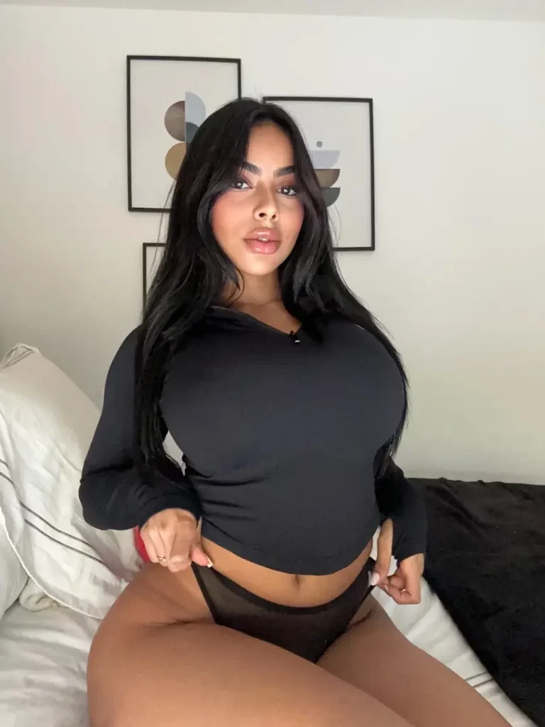 Do *You* Admire This Bimbo Body? Yes Ma’am!