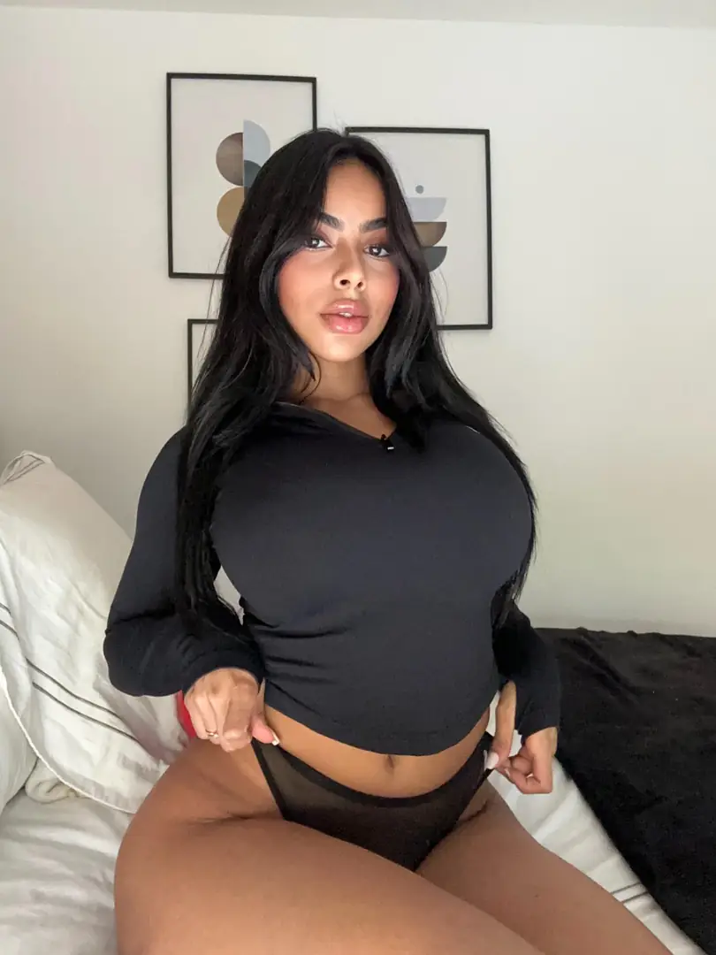 Do *You* Admire This Bimbo Body? Yes Ma’am!