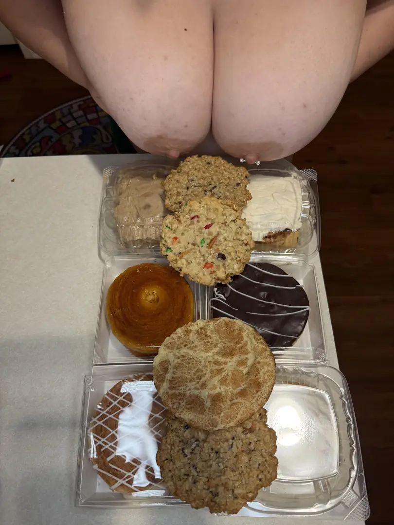 Fuckkk… This Delicious MILF & Sweet Treats Combo Is My Favorite