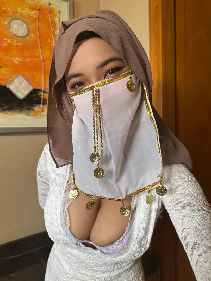 Goodness, This Cleavage Is Fighting To Break Free – And It’s So Sexy!
