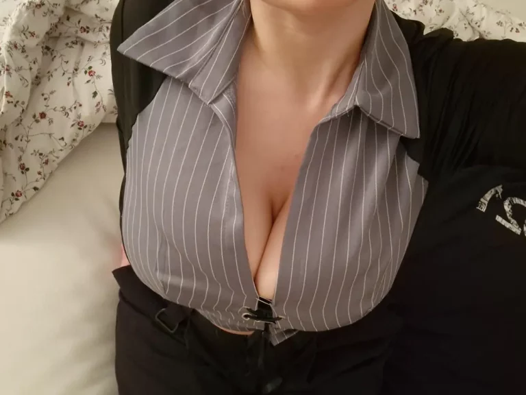 Gorgeous Cleavage: A Little Something to Make Your Day