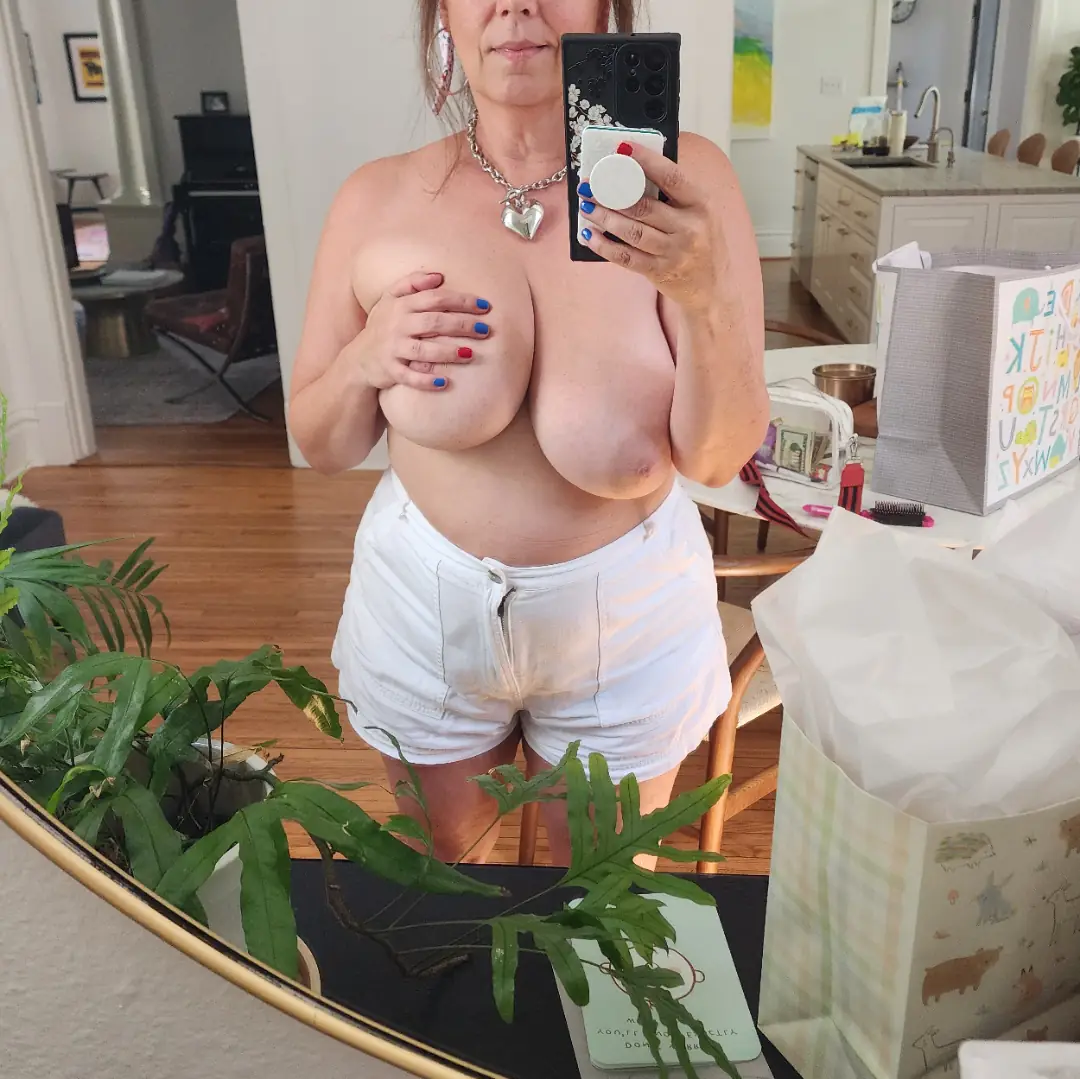 Hefty Freedom: Gorgeous Tits and a Sexy View