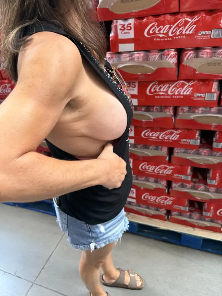 Is My Little Side Boob Too Much While Shopping? Pure Hotness Inside!