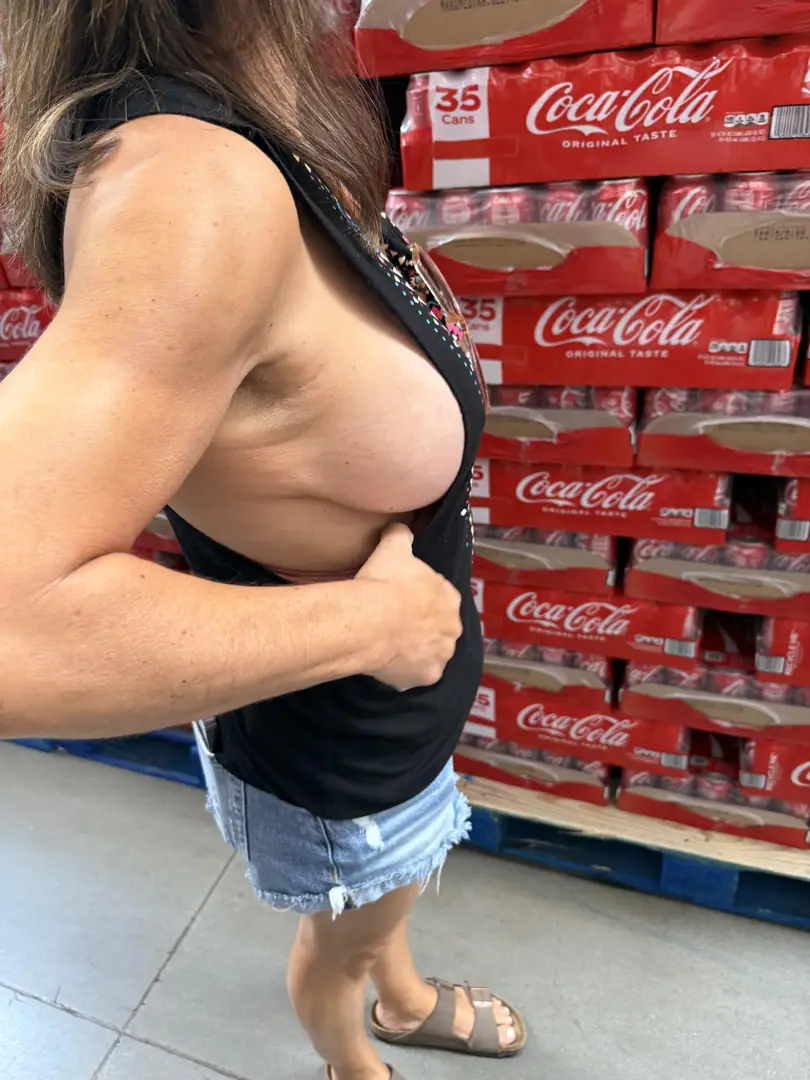 Is My Little Side Boob Too Much While Shopping? Pure Hotness Inside!