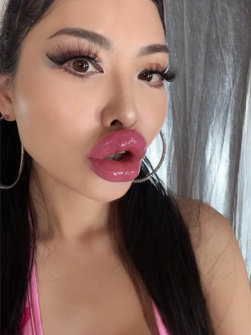 Juicy Lips: Who Wants a Taste? All Day, Every Day!
