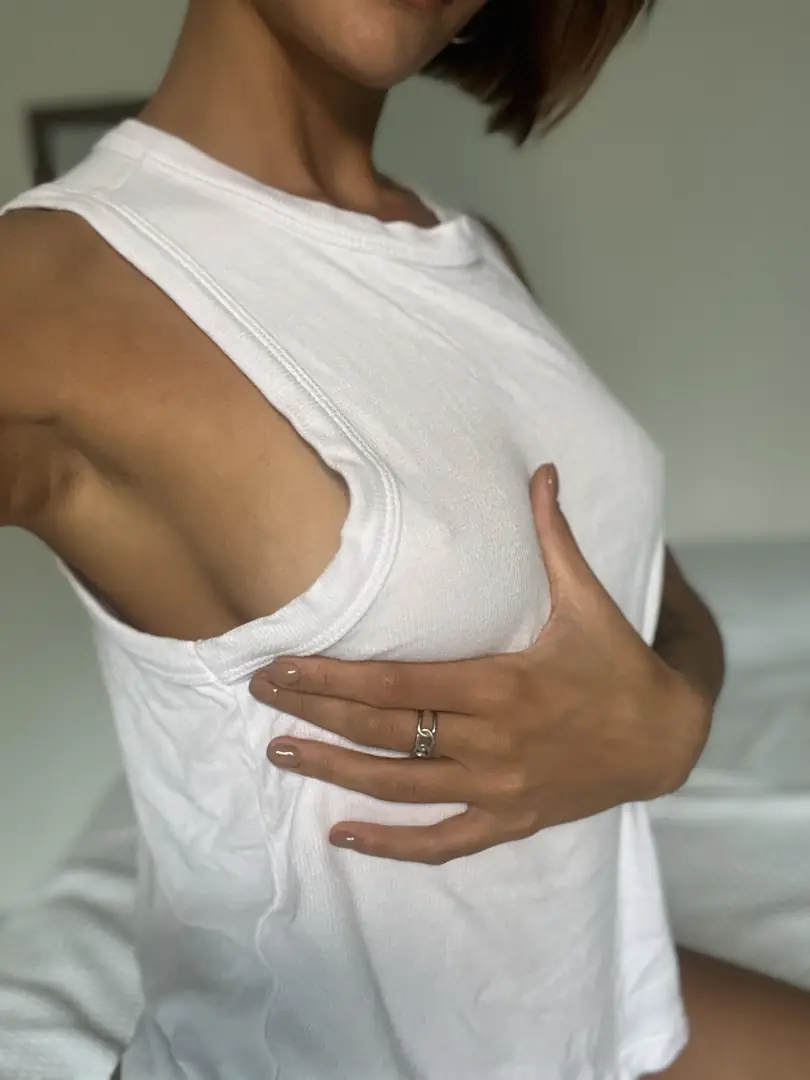 Magnificent Sideboob: This Sexy Cake Is Absofuckinlutly Just Enough to Make You Imagine the Rest.