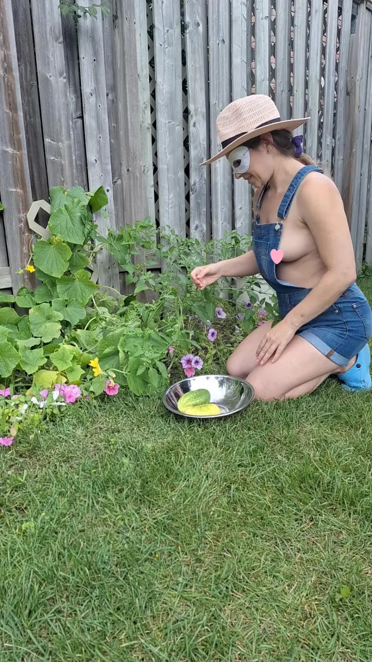 My Brilliant Side Boob Mastery: Come Get Lost in My Curves