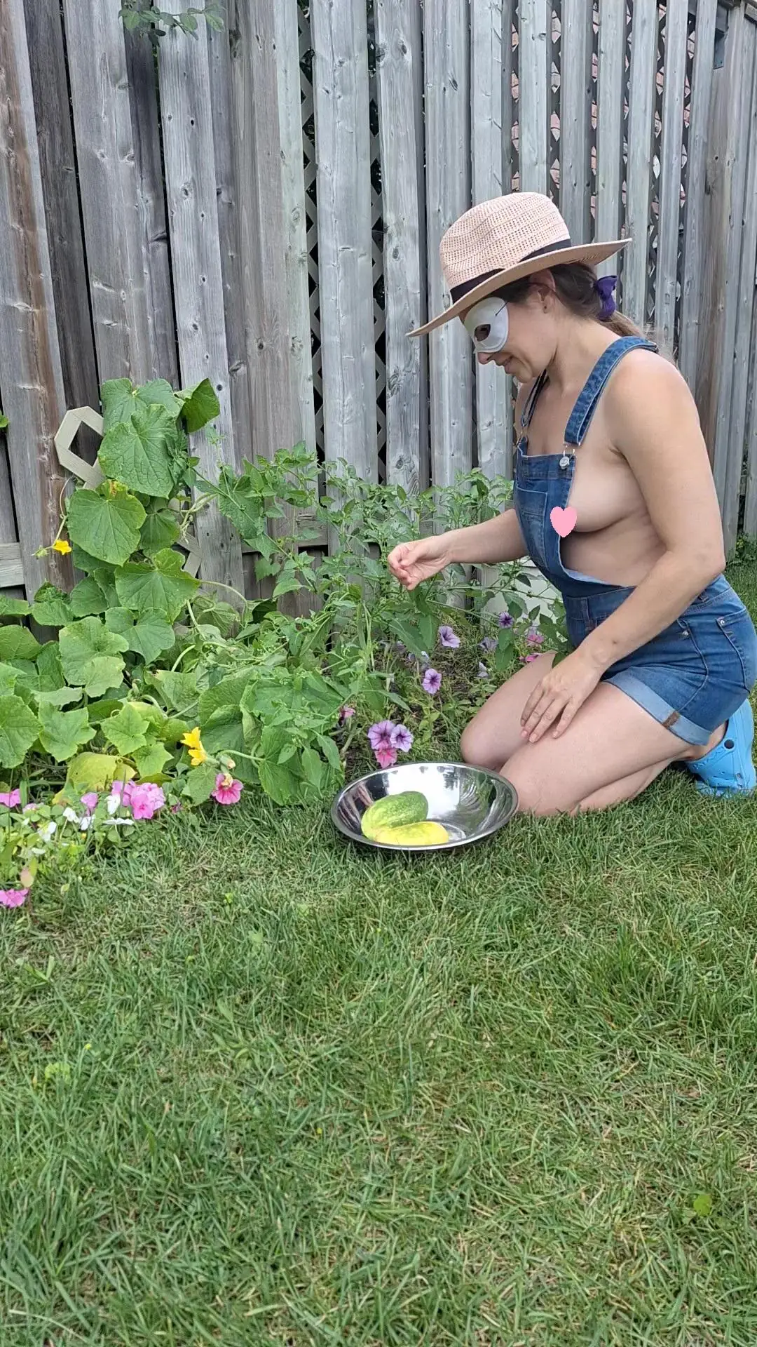 My Brilliant Side Boob Mastery: Come Get Lost in My Curves