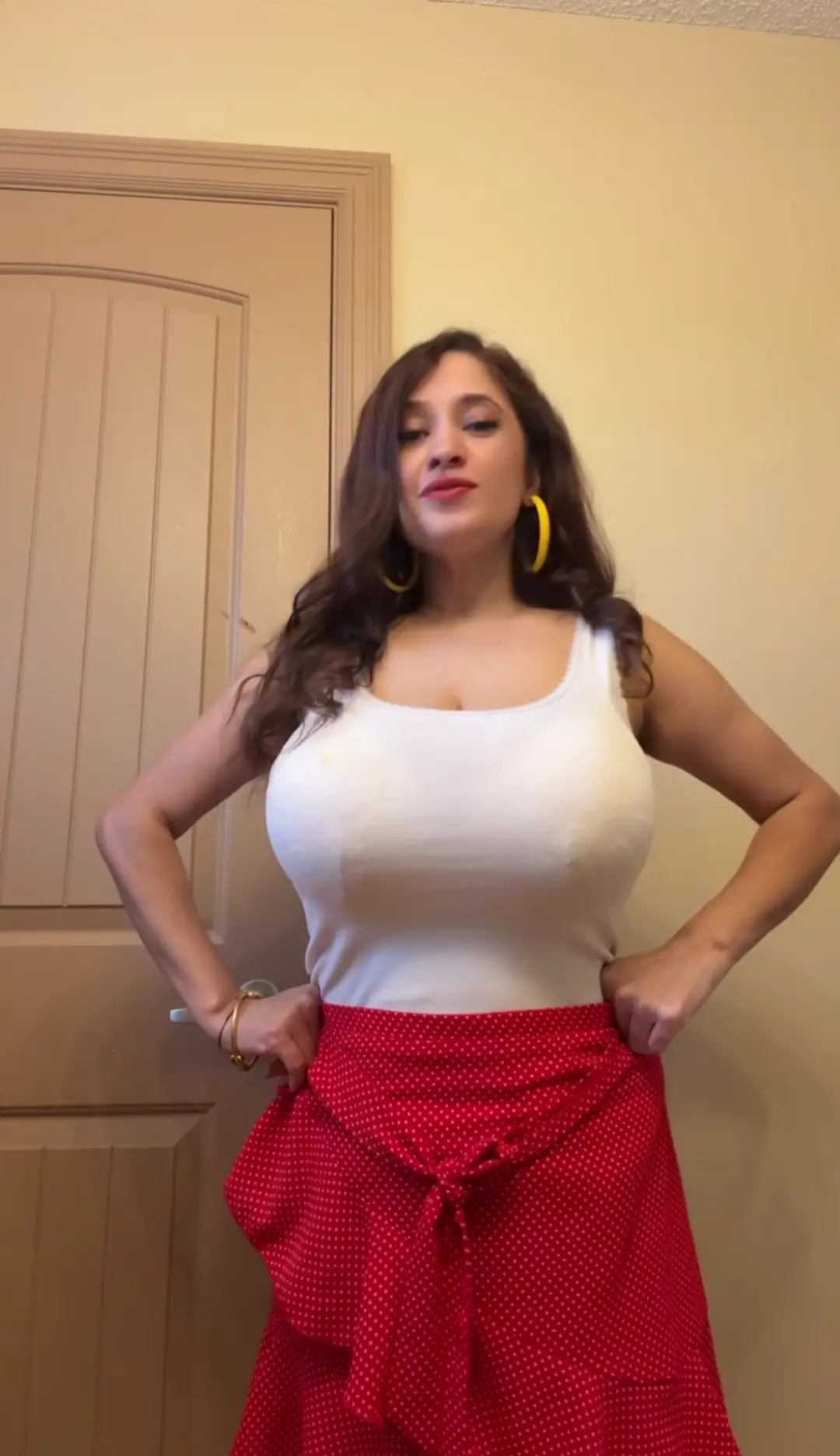 Stacked and Sexy: Busty Babe’s Big Reveal
