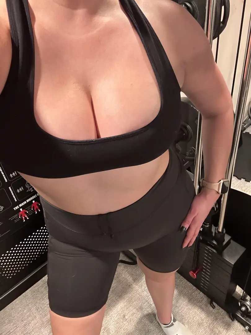 Stacked & Sexy MILF Curves You Won’t Believe Are Real