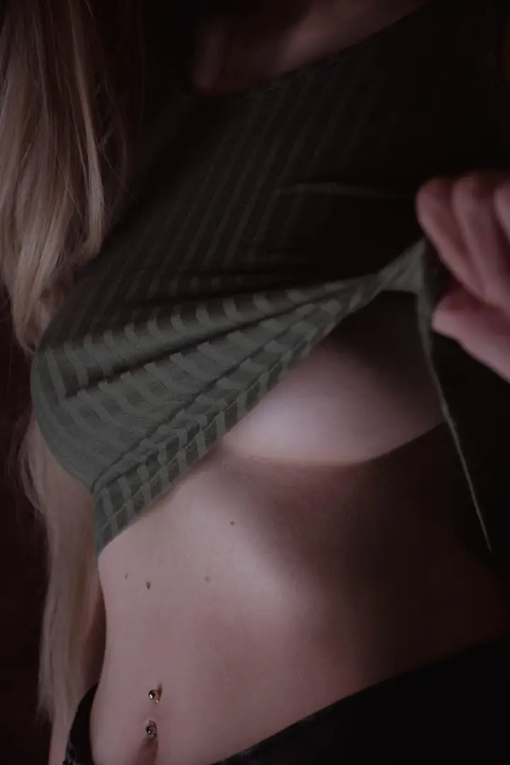 Sweet & Tasty Underboob Treat: Making Mouths Water!