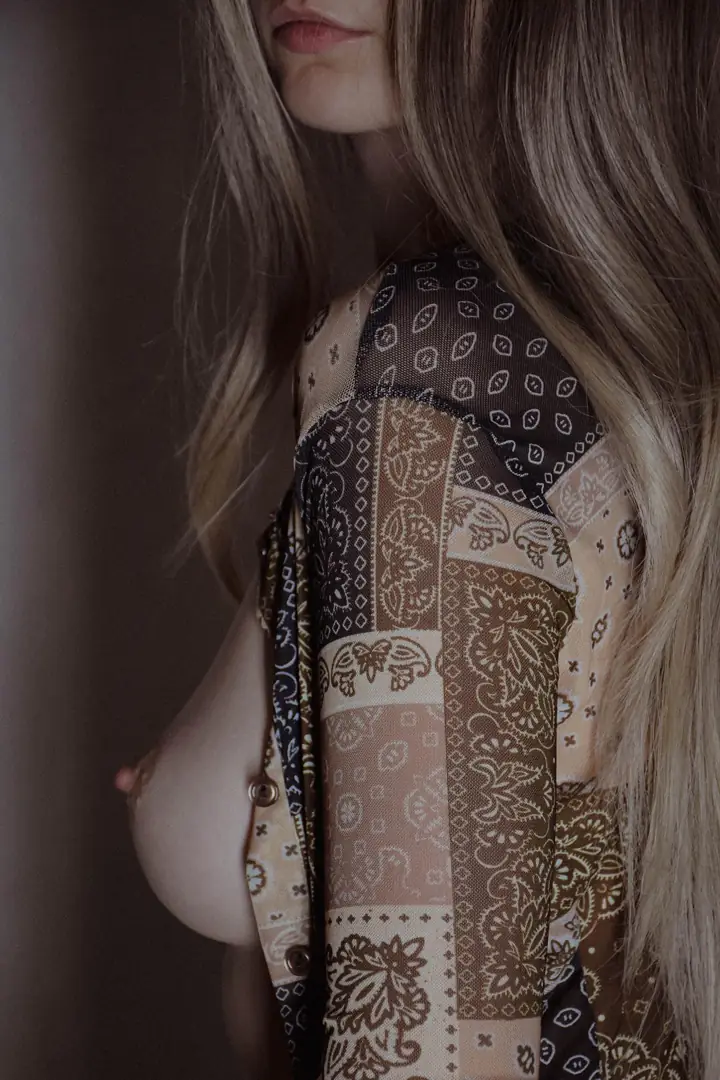 Teasing Perfection: Sweet Lips, Golden Waves, and Curves That Mesmerize