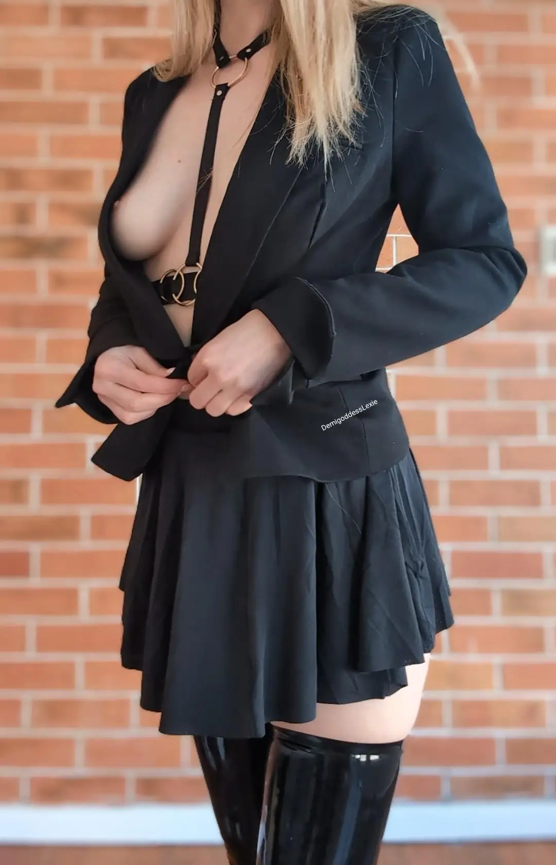 This Gorgeous ‘Inner Side Boob’ Is So Damn Sexy, They’re Calling It Cleavage! What Do You Say: Best Boob Ever?