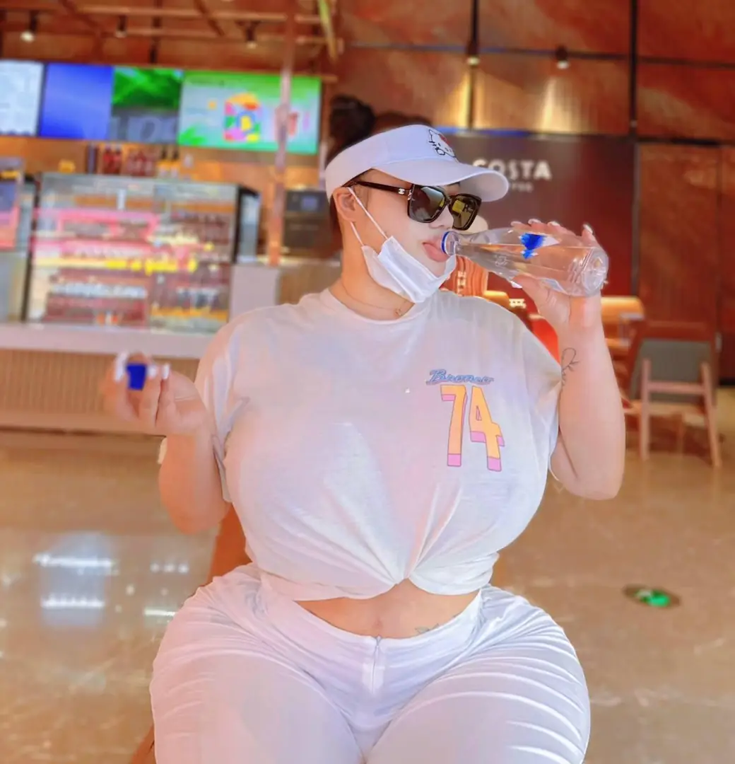 Tight Tee & A Hint of Chair: Did My Curves Break the Internet?