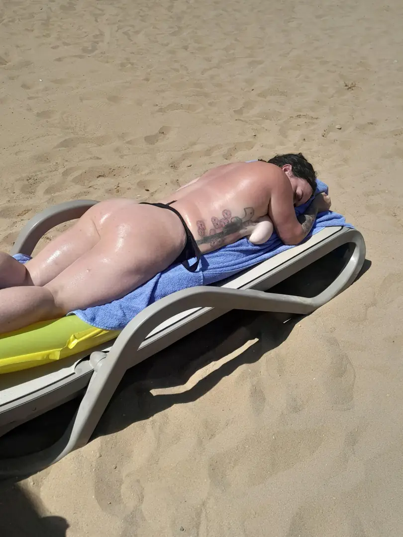 Trying to get this sweet, shiny sideboob *perfectly* tanned. Is it already hot enough for you?