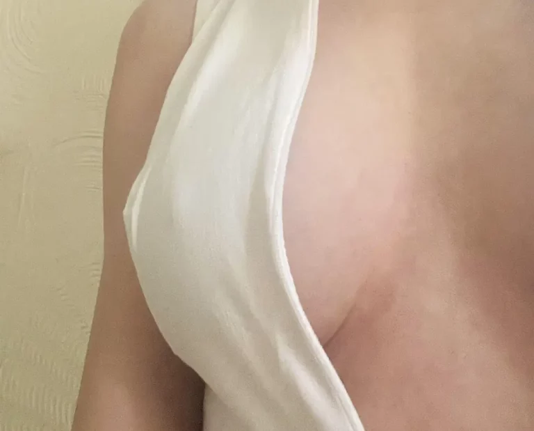 You know you want to see this hard nipple peek – it’s the best part of my sexy sideboob.