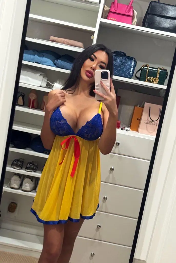 Your favorite Snow White bimbo